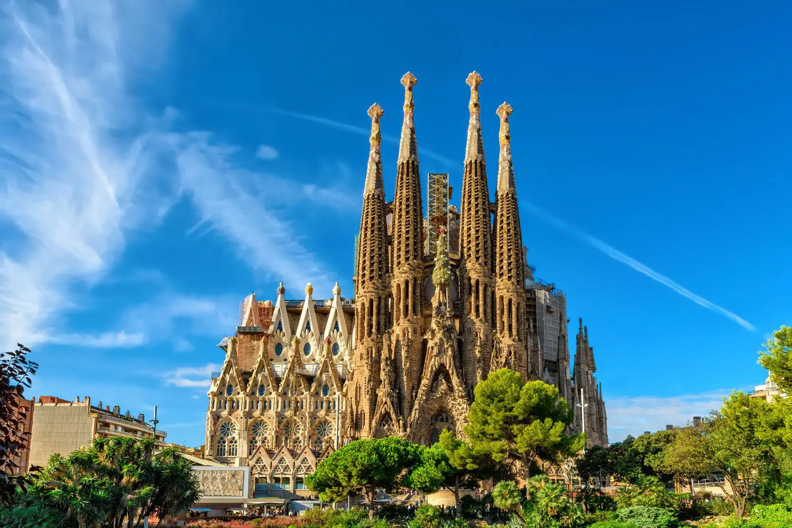 Sagrada Família: A Torre Central Finalmente Se Ergue!